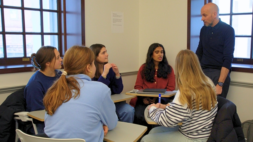 Professor Giorgio Alberti discussing the design thinking activity with students in class.