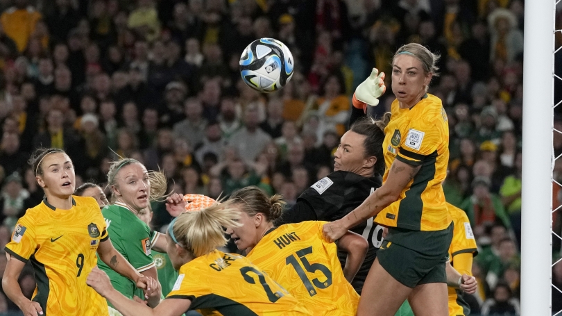 Australia's goalkeeper Mackenzie Arnold, center, and teammate Alanna Kennedy, right, eye the ball during the Women's World Cup soccer match between Australia and Ireland at Stadium Australia in Sydney, Australia, Thursday, July 20, 2023. (AP Photo/Mark Ba