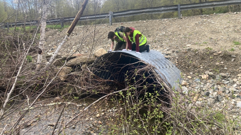 Two Spring ’24 Energy Justice Clinic students assess a culvert in rural Cavendish.